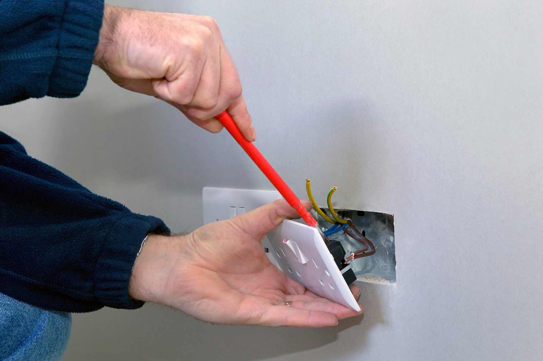 Our electricians can install plug sockets for domestic and commercial proeprties in Hull and the local area. 